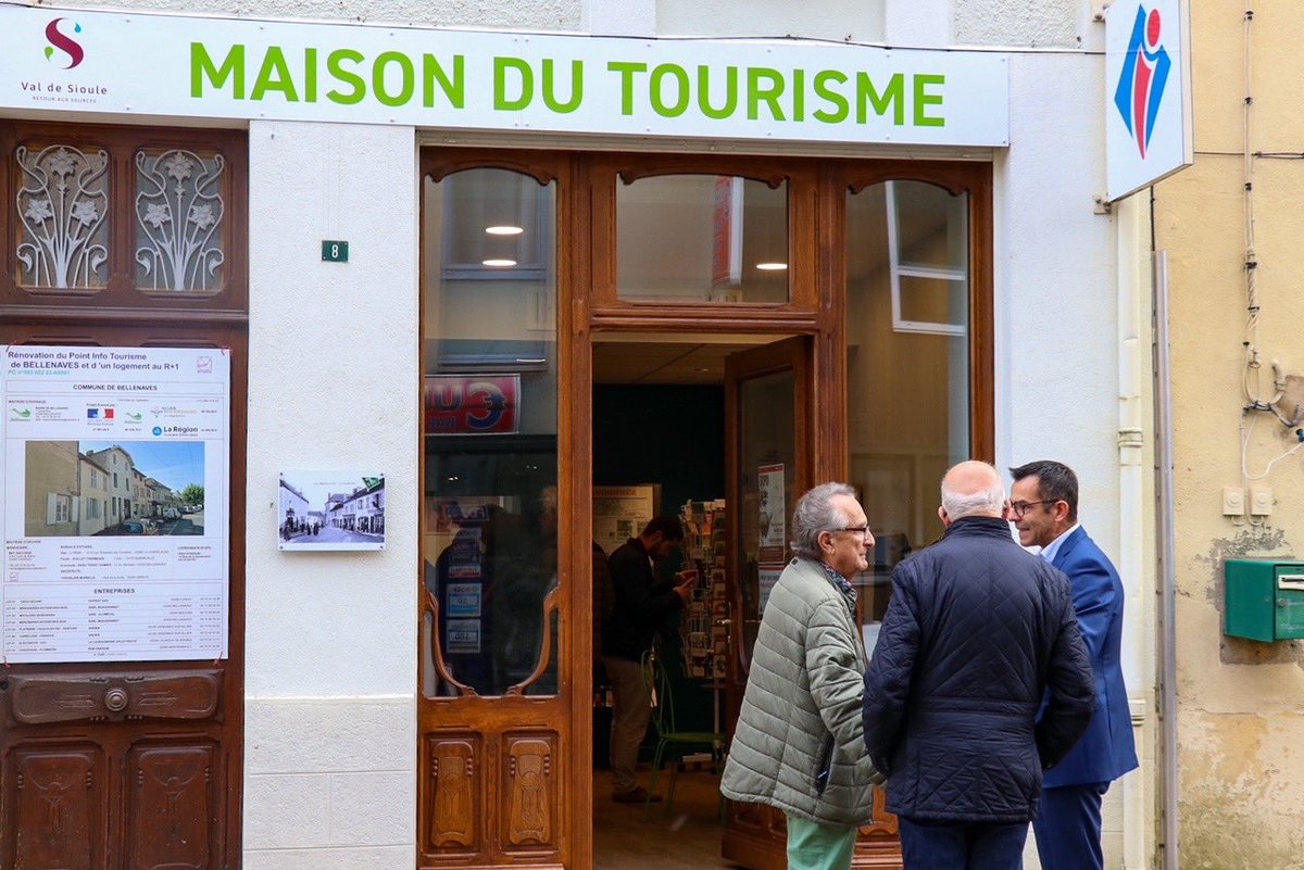 Allierdpt's tweet image. ✂️ [#Commune]

 Le Conseil départemental œuvre pour la #redynamisation des communes. À Bellenaves, il a subventionné la réhabilitation de la salle socioculturelle et la rénovation énergétique du Point info tourisme.
