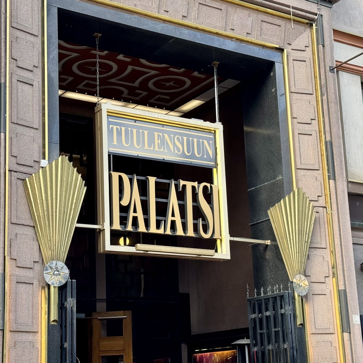 Tänään piti valita tuomari- ja yliopistopäivien välillä. Tuomaripäivien keikka oli myyty jo puolitoista vuotta sitten, joten sinne siis. Teknisesti ei mennyt ihan nappiin, mutta toivottavasti edes puhuin koherentisti. Itse en taas oikein muista, puhuinko järkeviä…