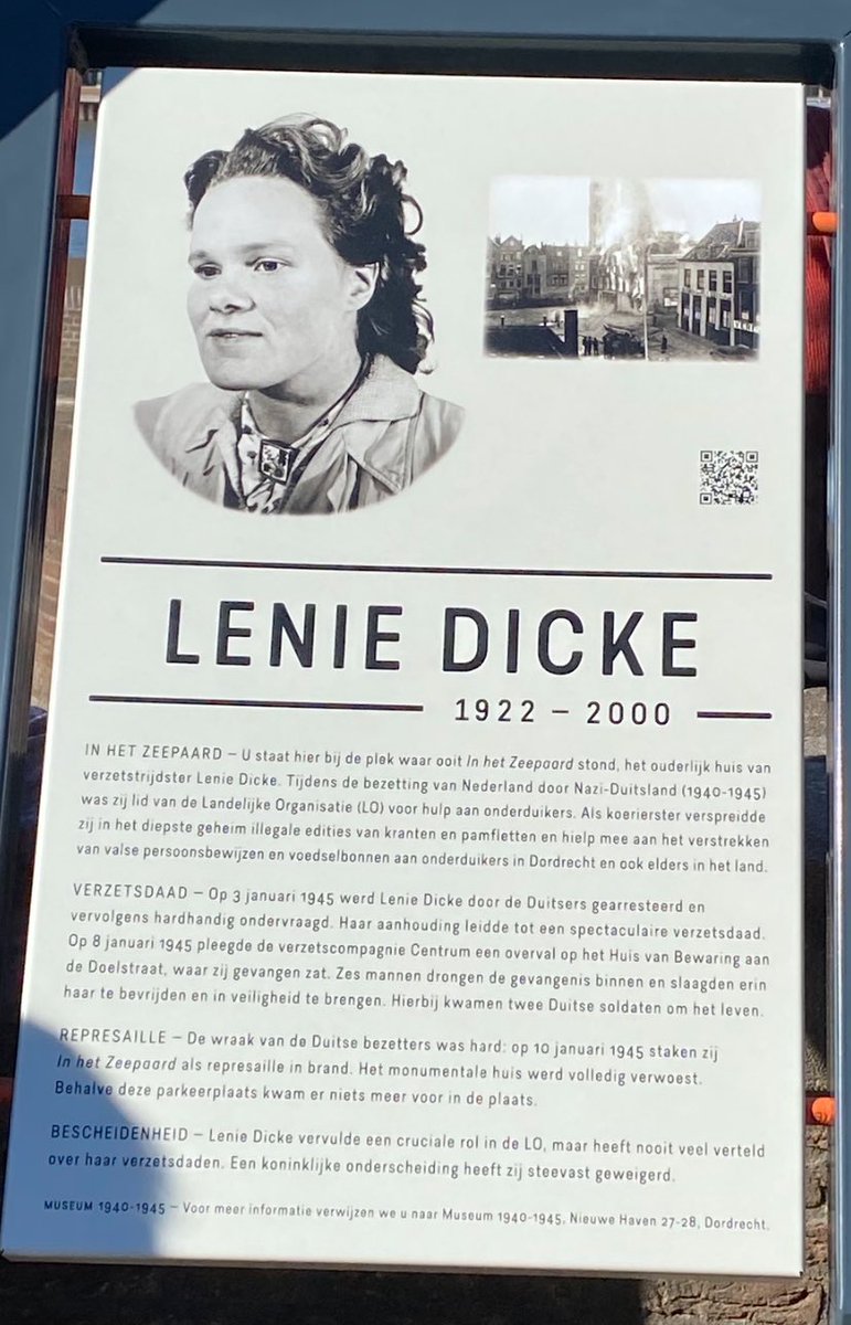 Het lijkt nu een ‘gewone’ parkeerplaats, maar dit is een beladen plek. Hier stond het huis van de familie Dicke. Een vandaag  onthuld gedenkbord vertelt over #verzetsvrouw #Lenie #Dicke, haar ontsnapping uit de gevangenis en de Duitse wraak: het huis werd in brand gestoken