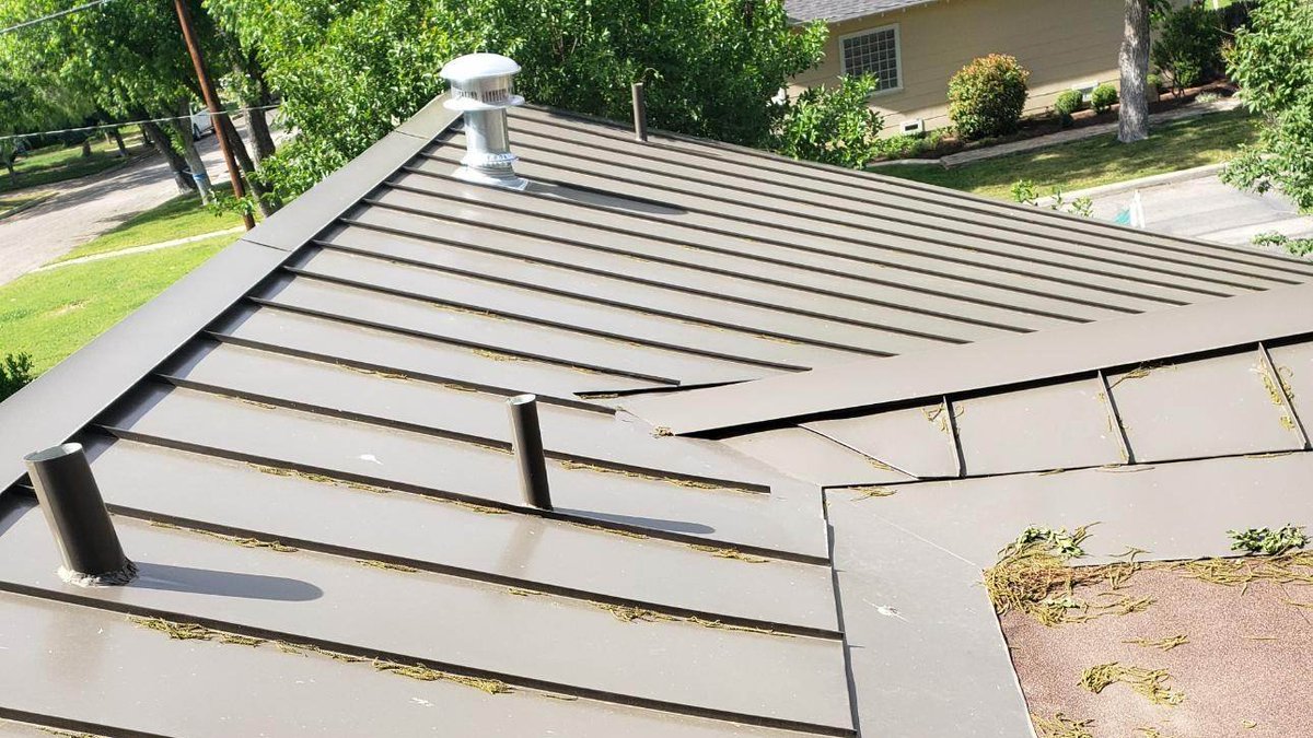 CorpCandela's tweet image. Did you know that metal roofs do not attract lightning?
In fact, they are great conductors of electricity! 
This means that if lightning strikes a metal roof, the electricity is safely conducted away from the building, reducing the risk of fire.
#CandelaRoofing #metalexperts