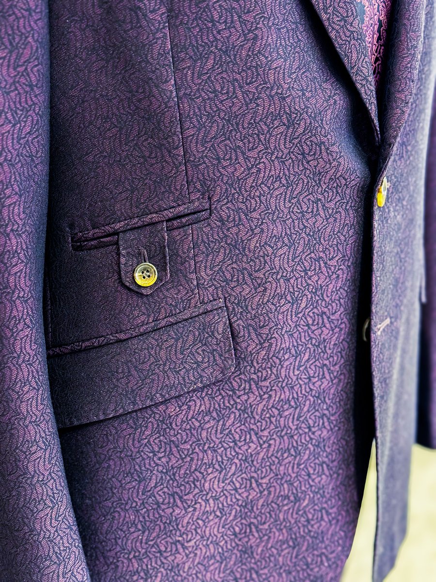 MaxwellsBespoke's tweet photo. Elevate your evening style with this maroon dinner jacket, expertly crafted from 100% Marzoni wool fabric. Perfect for formal events, it features a subtle pattern that adds texture and sophistication.

#maxwellsclothiers #menswear #suit #marzoni https://t.co/NsXOzFQJan