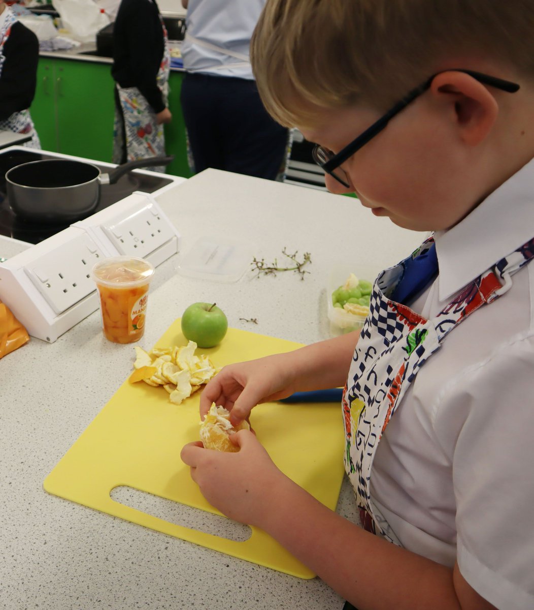 HalewoodAcademy's tweet image. Another great week for Food Technology.  Years 7, 9 and 10 have been busy creating fruit kebabs, making curry and finishing the week off with a seasonable crumble. Keep up the good work.Week 2 on your Timetable.
#ReadytoLearn #DevelopingSkills #LearningtoCook #Excellence