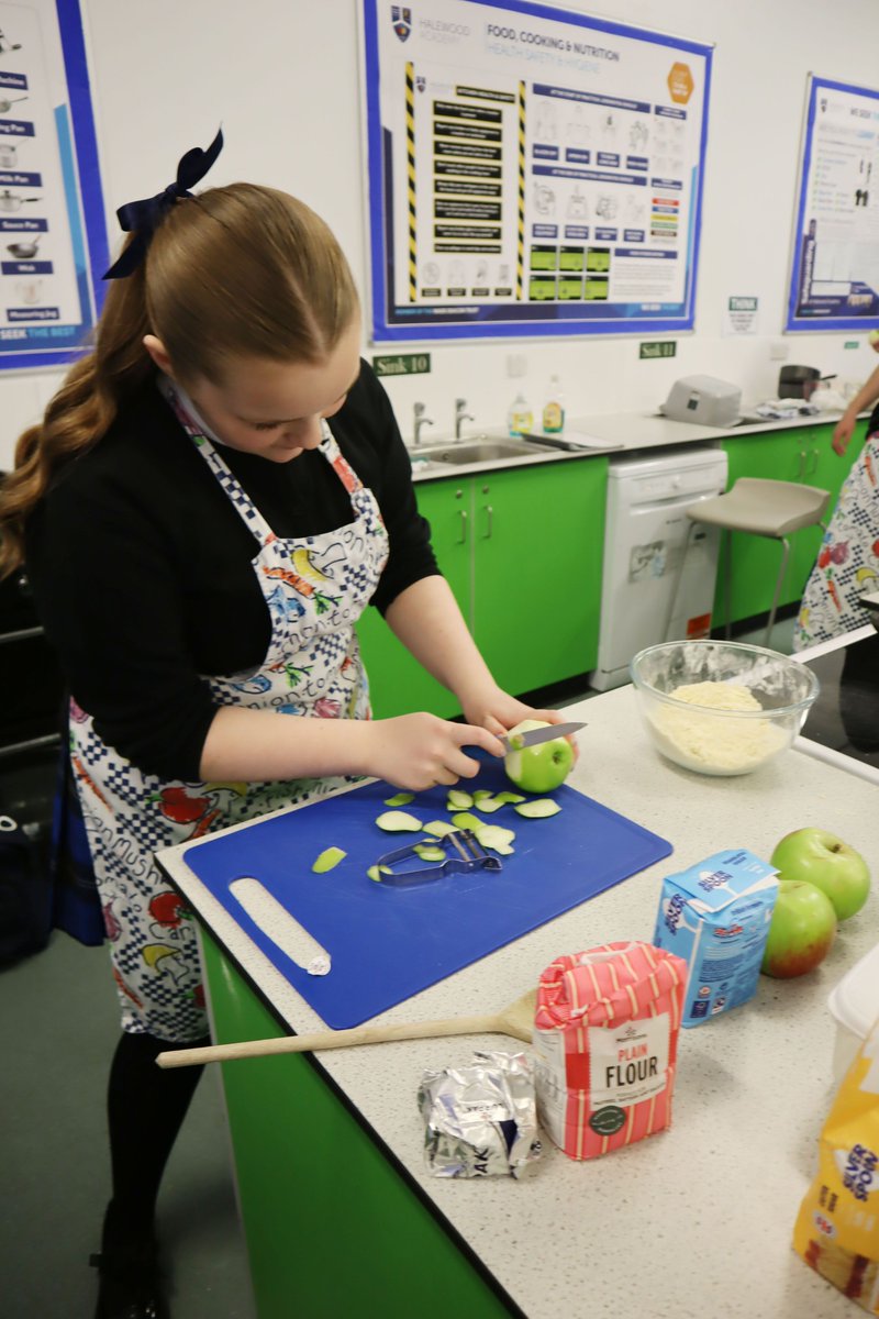 HalewoodAcademy's tweet image. Another great week for Food Technology.  Years 7, 9 and 10 have been busy creating fruit kebabs, making curry and finishing the week off with a seasonable crumble. Keep up the good work.Week 2 on your Timetable.
#ReadytoLearn #DevelopingSkills #LearningtoCook #Excellence
