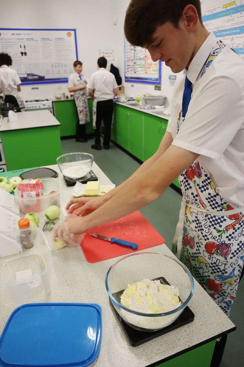 HalewoodAcademy's tweet image. Another great week for Food Technology.  Years 7, 9 and 10 have been busy creating fruit kebabs, making curry and finishing the week off with a seasonable crumble. Keep up the good work.Week 2 on your Timetable.
#ReadytoLearn #DevelopingSkills #LearningtoCook #Excellence