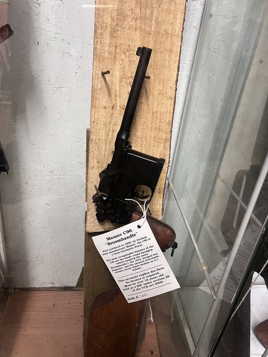That my friend is a broomhandle mauser <a href="/PhoenixNightsNC/">No Context Phoenix Nights</a> <a href="/MasonSully27/">Cliff Booth 🚌🐝</a>