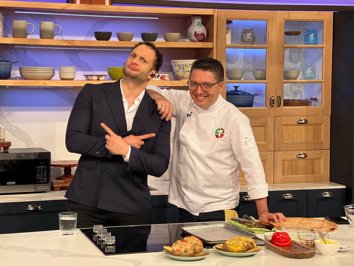 ¡Este es el almuerzo ideal para un viernes 🤩! Como ya es costumbre, nuestro querido chef <a href="/Merlingessen/">Merlin Gessen</a> 🙌🏼 llegó a #PortadasAlDía 🧡 para enseñarnos a hacer unas deliciosas papas rellenas como nunca las habías hecho 🥔 ¿Cuál te gustó más? ¿La de jamón, atún o de tortilla ⭐️?