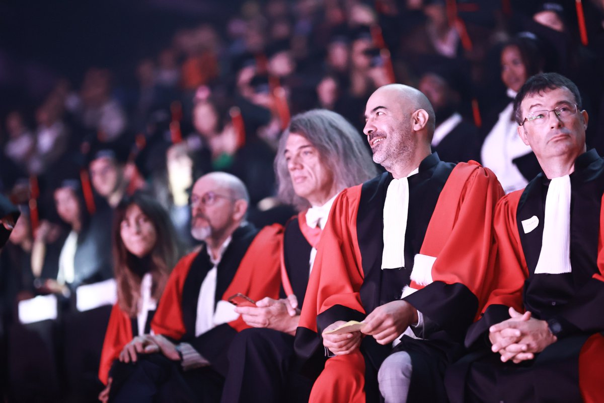 KedgeBS's tweet photo. #KedgeGraduate 🧑‍🎓 | Les cérémonies des diplômes c'est aussi l'occasion pour nos professeurs de dispenser les derniers conseils à nos diplômés @KEDGEBSAlumni 🎓 https://t.co/OS2PTWMlNd