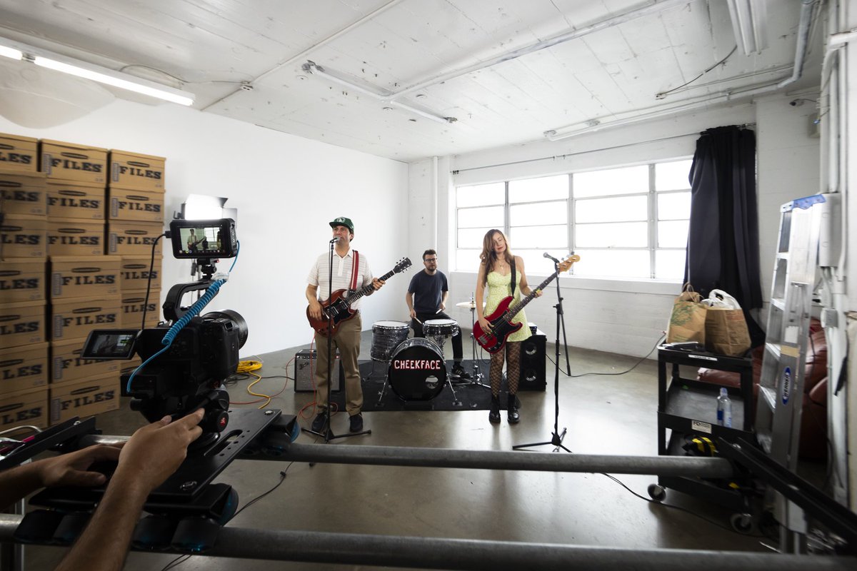 “flies” vid BTS

📸 mallory turner