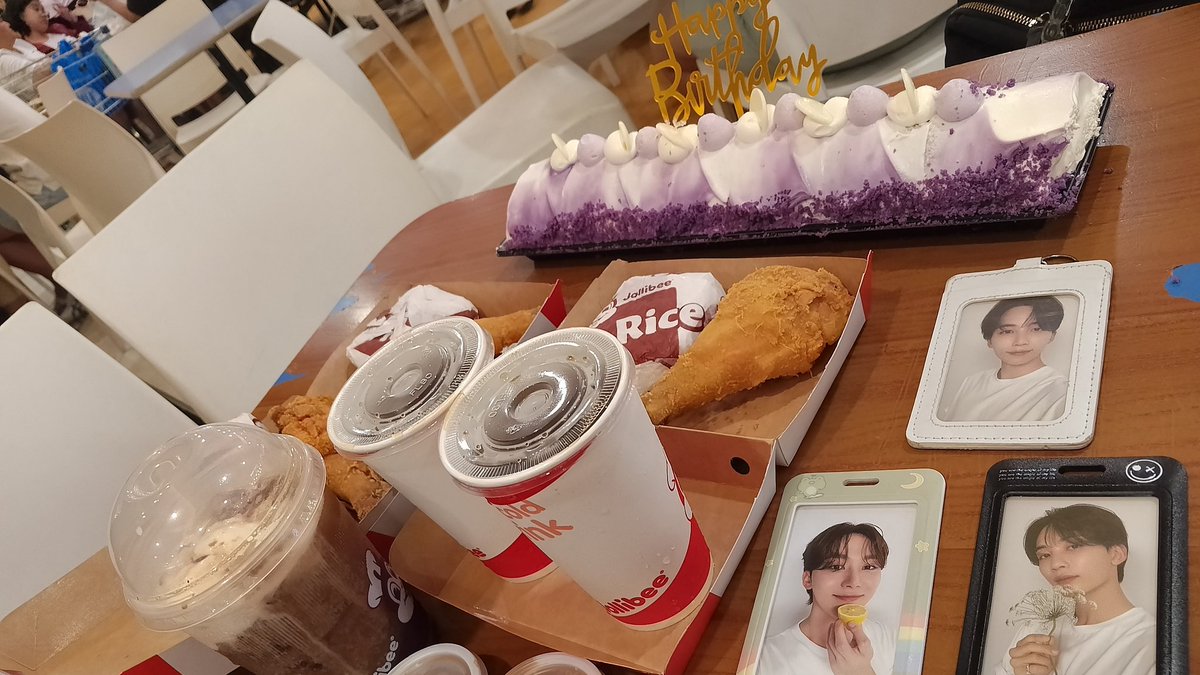 joshuuven's tweet photo. celebrated hannie's bday with my oa besties! 

happy birthday, jeonghan! ready na ready mag labas ng pera for u kahit nagiipon for con 'yung military wife mo dyan 🎂 we love you, and miss you so much! 🤍 https://t.co/XrICINlZ72