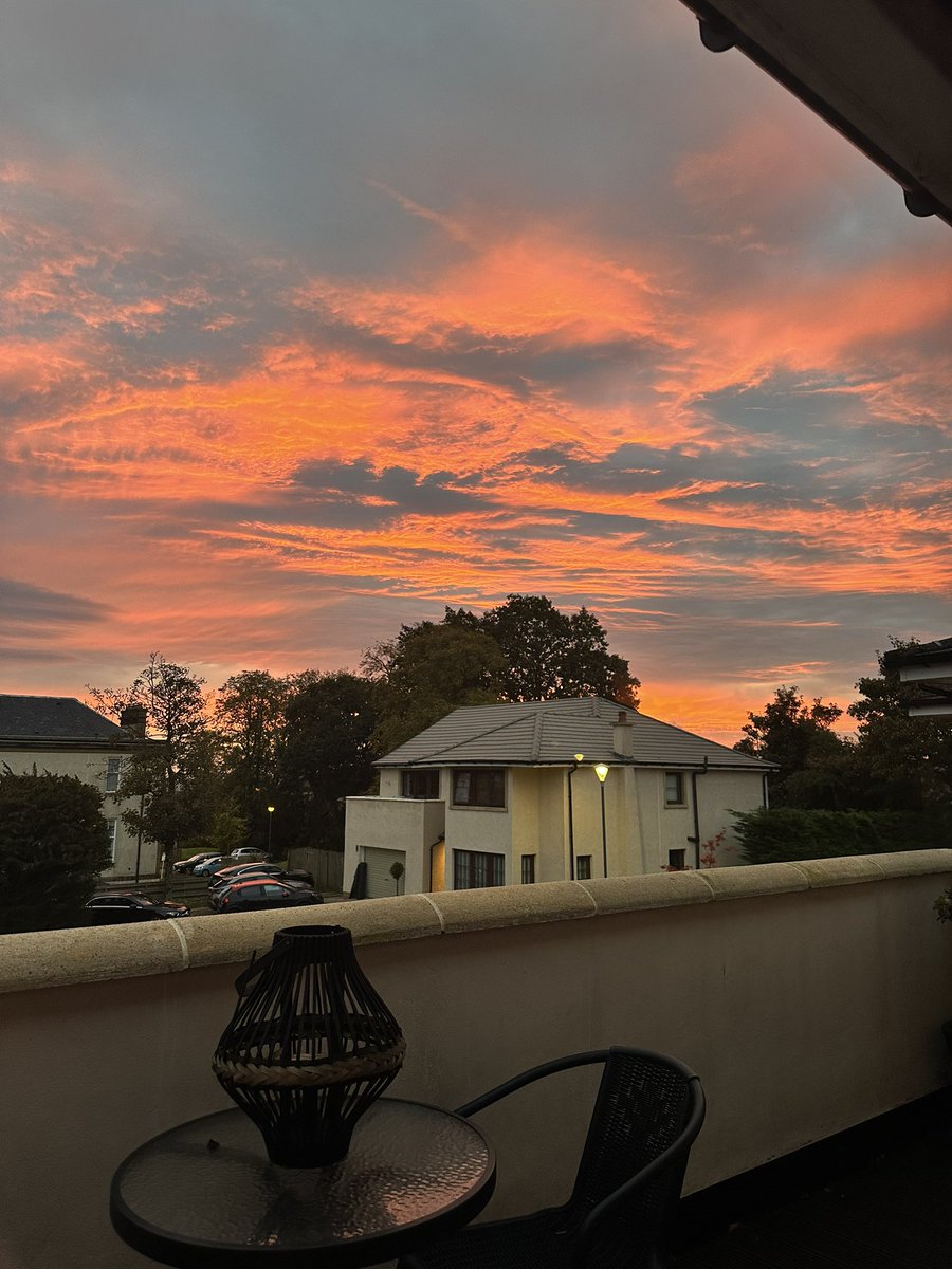 claremartin__'s tweet image. Listening to Moon Music at 6AM with this sunrise was a life changing experience