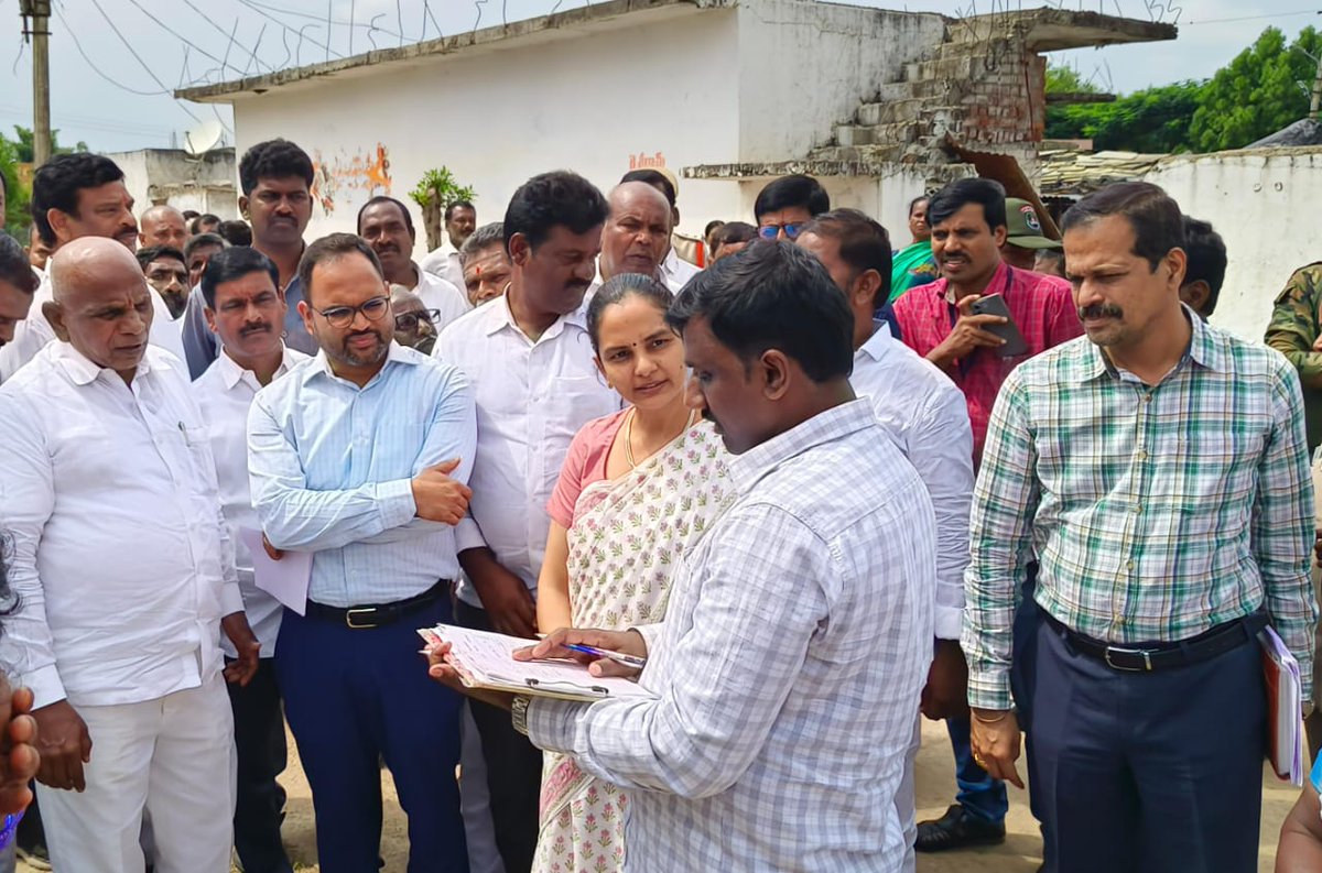 04.10.2024 శుక్రవారం రంగారెడ్డి జిల్లా చేవెళ్ల డివిజన్ మరియు మండలంలోని దేవరాంపల్లి గ్రామము నందు "FDC" పైలట్ సర్వేను పర్యవేక్షించిన రంగారెడ్డి జిల్లా ప్రత్యేక అధికారి శ్రీమతి డి.దివ్య, IAS, CEO, SERP గారు. <a href="/TelanganaCMO/">Telangana CMO</a> <a href="/TelanganaCS/">Office of Chief Secretary, Telangana Govt.</a>