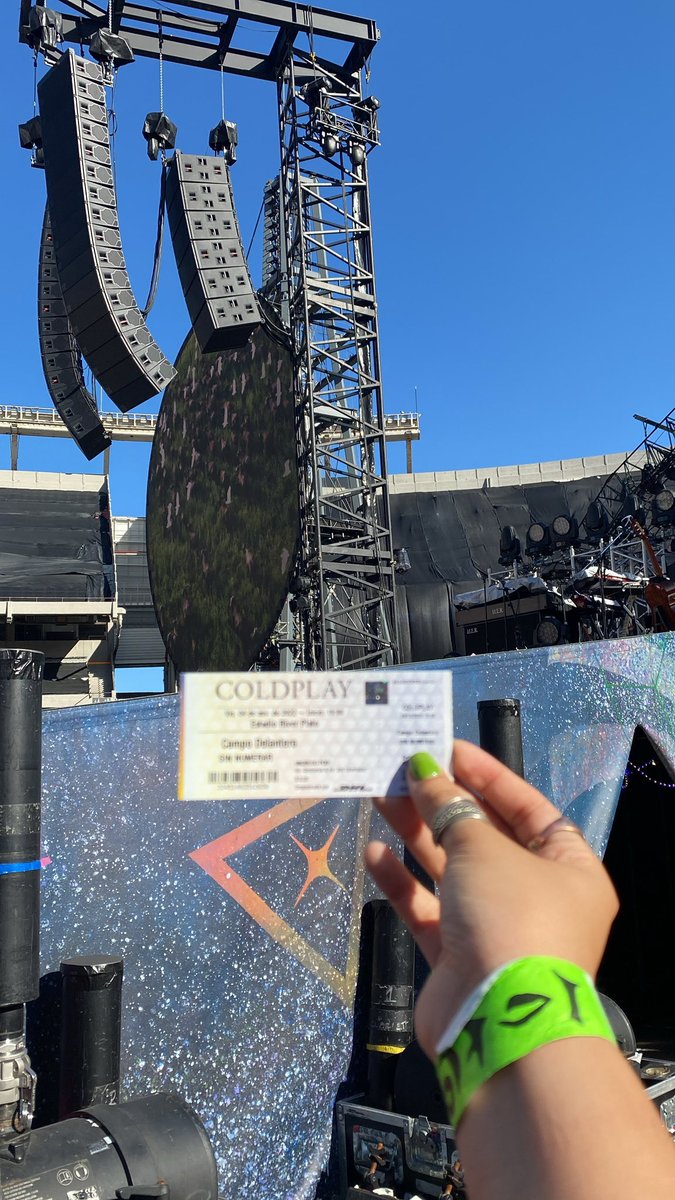 el 02/11/22 sofi me escribió contándome que coldplay argentina estaba buscando gente para algo, me animé a mandar el mensaje y recibí esta propuesta tremenda. de ahí en adelante, el resto fue historia: soy parte del nuevo disco de coldplay con un grupo de gente increíble❤️