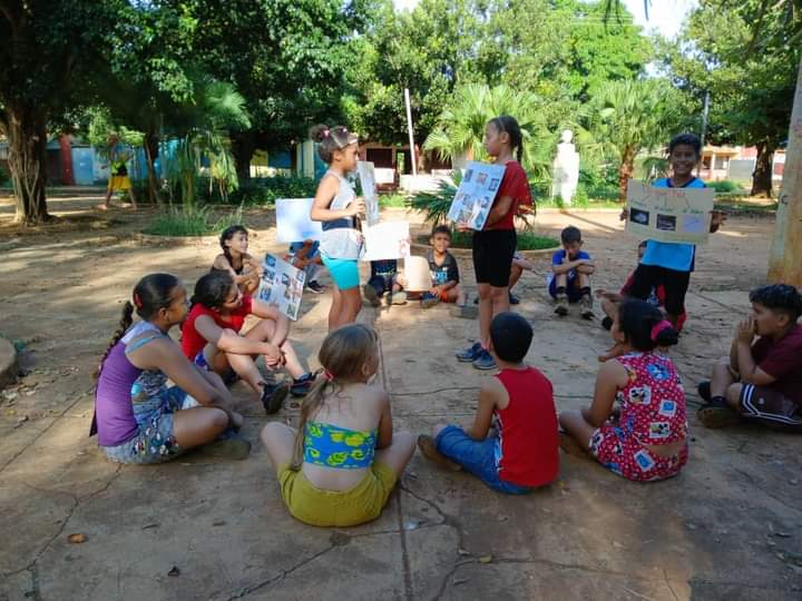 En diferentes momentos del día, los educandos y maestros de la escuela primaria "Antonio Maceo Grajales", realizan espacios de debate sobre el impacto negativo de las drogas para la sociedad, a través de diferentes actividades didácticas.#NoALasDrogas
#ArtemisaJuntosSomosMás