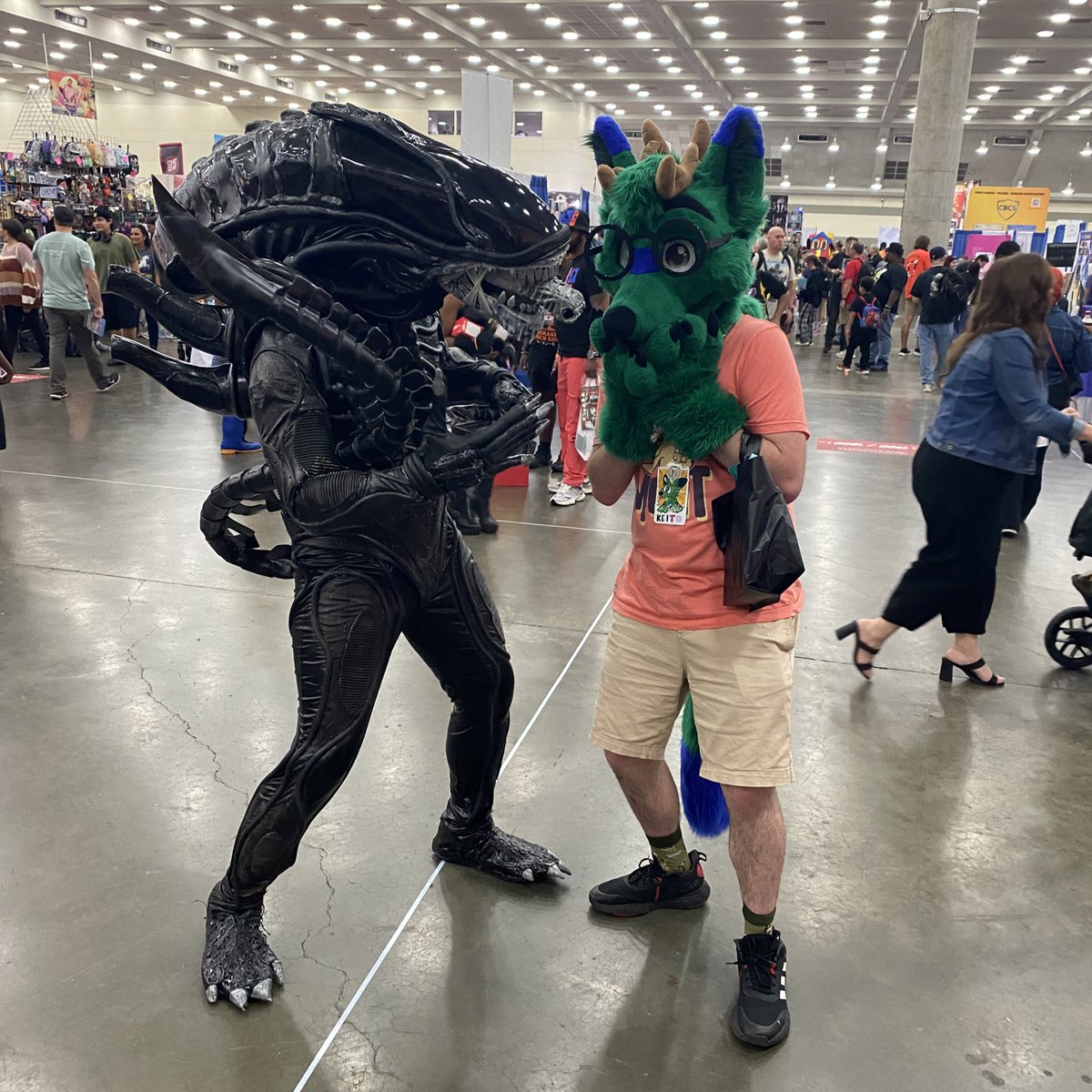 keitothewolf's tweet photo. Oh no seems like I stumbled upon an alien wandering around the con space… hopefully they’re not dangerous
#FursuitFriday #baltimorecomicon https://t.co/Zl3H1k5s3Z