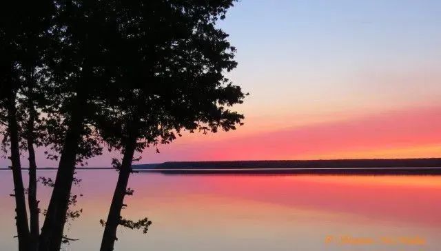 Sigh.... Dawn ... Lake Kagawong on Manitoulin Island! Breathe in the serenity. #travel #manitoulinmagic #RediscoverON buff.ly/3XHnePq