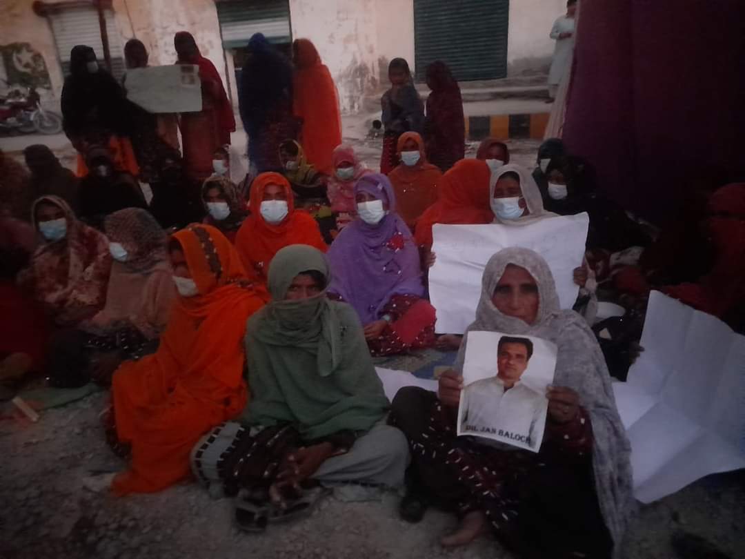 آواران میں آج پاکستانی فوج کے ہاتھوں جبری لاپتہ دلجان بلوچ کی بازیابی کے لئے احتجاجی ریلی نکالی جو دھرنے کی شکل میں ابھی تک جاری ہے۔ دلجان بلوچ کے لواحقین کا کہنا ہے اگر دلجان بلوچ نے کوئی جرم کیا ہے تو اسے عدالت میں پیش کریں۔
#ReleaseDiljanBaloch