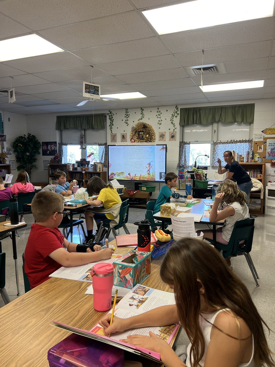 Mrs_Monsanto's tweet photo. Big things are happening across @officialSPS ♥️ Teachers at @HoraceMannCHPS and McBride Elementary are embracing their new curriculum 👏🏻 #BenchmarkAdvance https://t.co/t8gToWvpUV