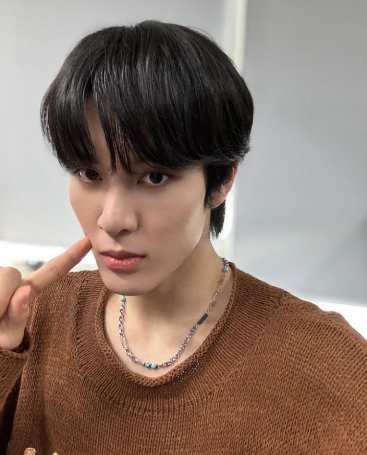 hey~ the weather's getting chillier, so it's time to say goodbye to short sleeves! i took these pics in a cozy sweater with an autumn vibe. make sure to stay warm and always carry a jacket, 'kay? wishing you all good health—enjoy the season, everyone! 🍂