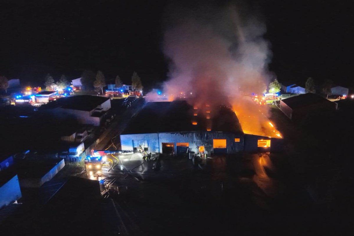 SDIS50's tweet photo. 1/2 🔥 Cette nuit les #sapeurspompiers de #LaManche sont intervenus pour feu d’entrepôt de stockage de boissons
📍 Sartilly-bocage
🧑‍🚒 90 personnels engagés au plus fort de l’intervention
🚒 4 fourgons incendie, 3 moyens élévateurs aériens, 3 porteurs d’eau, un dévidoir automobile https://t.co/jdUhmbyKFM