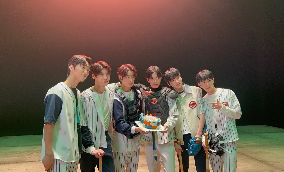 Wish10ve's tweet photo. 엔시티 뉴팀에서 엔시티 위시로 데뷔.. 그리고
첫 공중파 1위 가수 되다…… 
엉엉 울고 있음 https://t.co/1SH9vifYr5