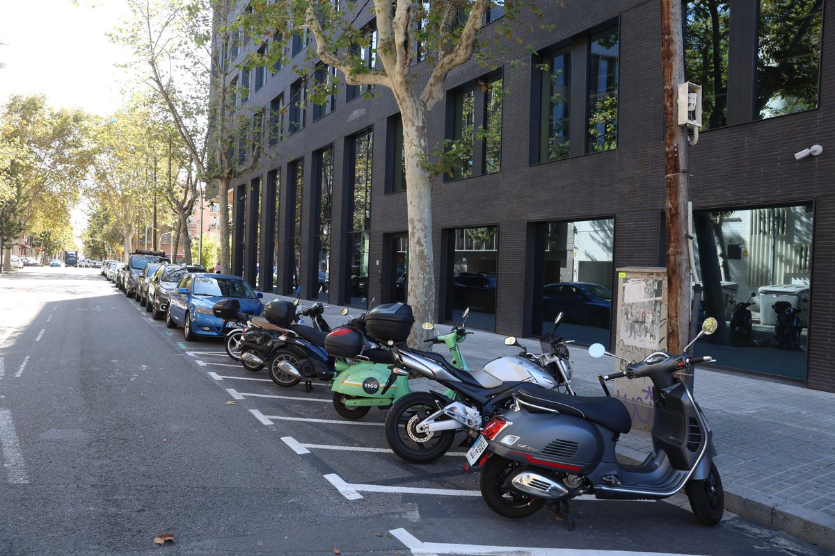 El carril #biciBCN del c. Badajoz serà unidireccional en sentit muntanya.

🔹 A #lesGlòries connectarà amb els carrils bici del c. Independència i de la Diagonal
🔹Pel sud, amb l'eix del c. Taulat i l’av. Icària
🔹També amb els eixos ciclistes dels c. Pujades i Ramon Turró