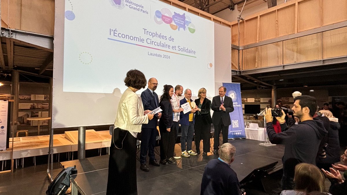 Est Ensemble (@est_ensemble) on Twitter photo ♻️ Jeudi matin, Carton Plein et Est Ensemble recevaient l’un des Trophées de l'économie circulaire et solidaire de la <a href="/GrandParisMGP/">Métropole du Grand Paris</a> « pour leur marché exemplaire » parmi les 73 projets retenus. Une belle reconnaissance du travail effectué tout au long de l’année ! 💪 ♻️ Jeudi matin, Carton Plein et Est Ensemble recevaient l’un des Trophées de l'économie circulaire et solidaire de la <a href="/GrandParisMGP/">Métropole du Grand Paris</a> « pour leur marché exemplaire » parmi les 73 projets retenus. Une belle reconnaissance du travail effectué tout au long de l’année ! 💪