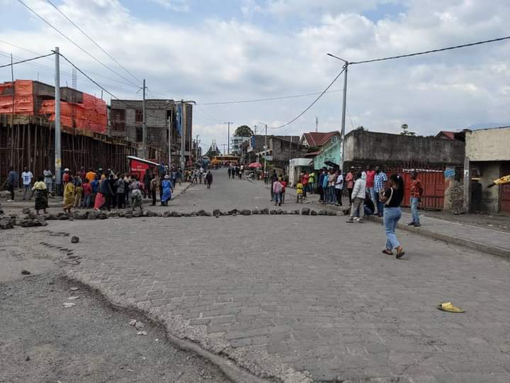 laprunellerdc's tweet photo. #Goma : La circulation a été interrompue sur le tronçon  #ULPGL #Kituku #LaSampietia, par des jeunes en colère contre la disparition des corps de membres de leurs familles et dénonçant l’inaction des autorités dans les opérations de secours, la police a été déployée sur le lieu https://t.co/v73mmRKYcG