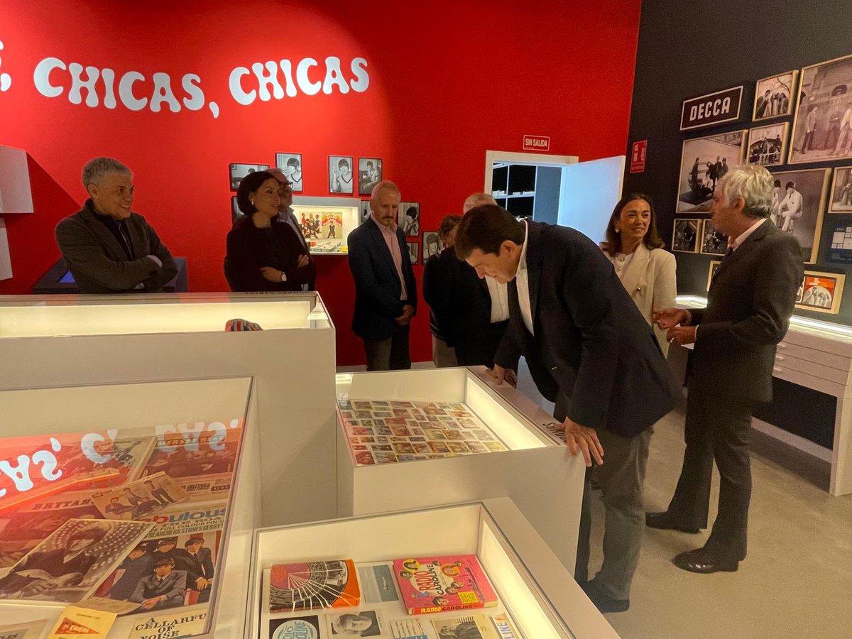 Educar06Diego's tweet image. En la visita del presidente @alfema1 al Museo de la Era Pop #Club45 en Santa Colomba de Somoza.

Memoria reciente de la música que nos devuelve a nuestra juventud.

Enhorabuena a Alex Cooper y al Ayuntamiento por un proyecto apoyado por la @jcyl y el GAL #MontañasDelTeleno.