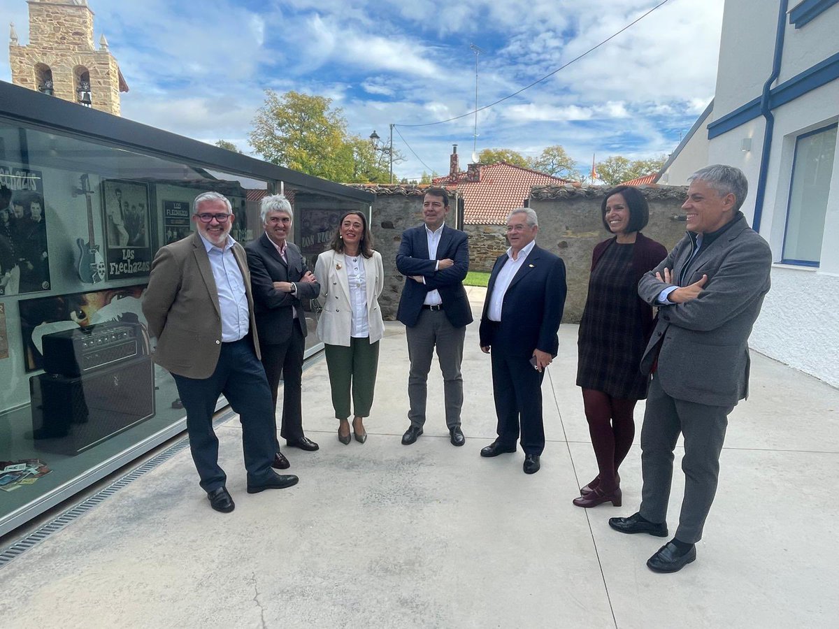 Educar06Diego's tweet image. En la visita del presidente @alfema1 al Museo de la Era Pop #Club45 en Santa Colomba de Somoza.

Memoria reciente de la música que nos devuelve a nuestra juventud.

Enhorabuena a Alex Cooper y al Ayuntamiento por un proyecto apoyado por la @jcyl y el GAL #MontañasDelTeleno.