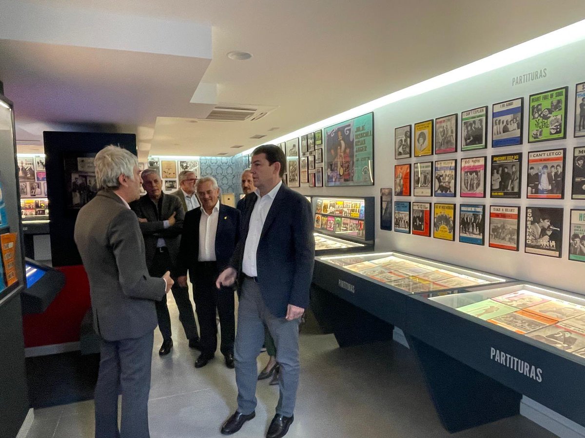 Educar06Diego's tweet image. En la visita del presidente @alfema1 al Museo de la Era Pop #Club45 en Santa Colomba de Somoza.

Memoria reciente de la música que nos devuelve a nuestra juventud.

Enhorabuena a Alex Cooper y al Ayuntamiento por un proyecto apoyado por la @jcyl y el GAL #MontañasDelTeleno.