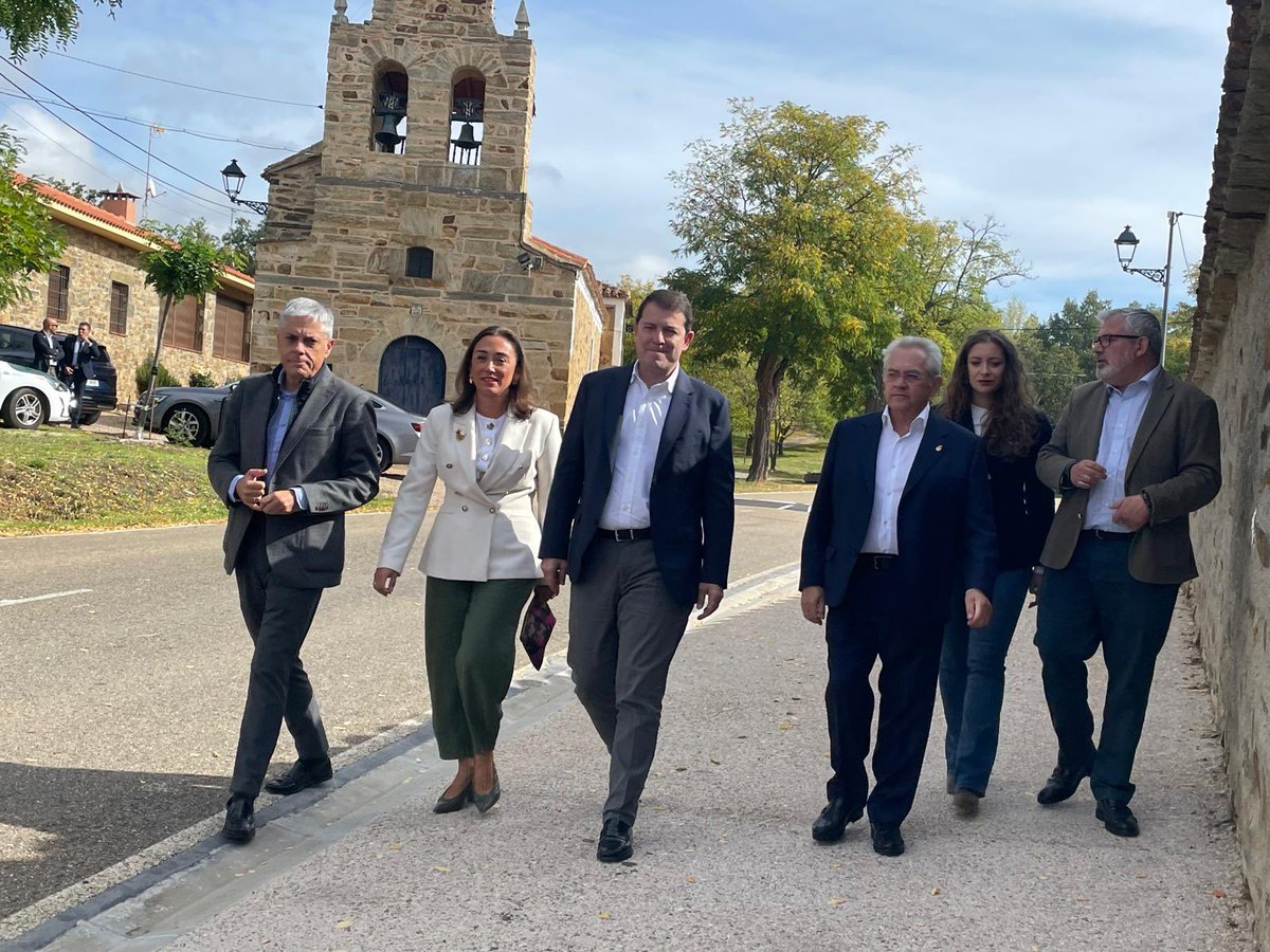 Educar06Diego's tweet image. En la visita del presidente @alfema1 al Museo de la Era Pop #Club45 en Santa Colomba de Somoza.

Memoria reciente de la música que nos devuelve a nuestra juventud.

Enhorabuena a Alex Cooper y al Ayuntamiento por un proyecto apoyado por la @jcyl y el GAL #MontañasDelTeleno.