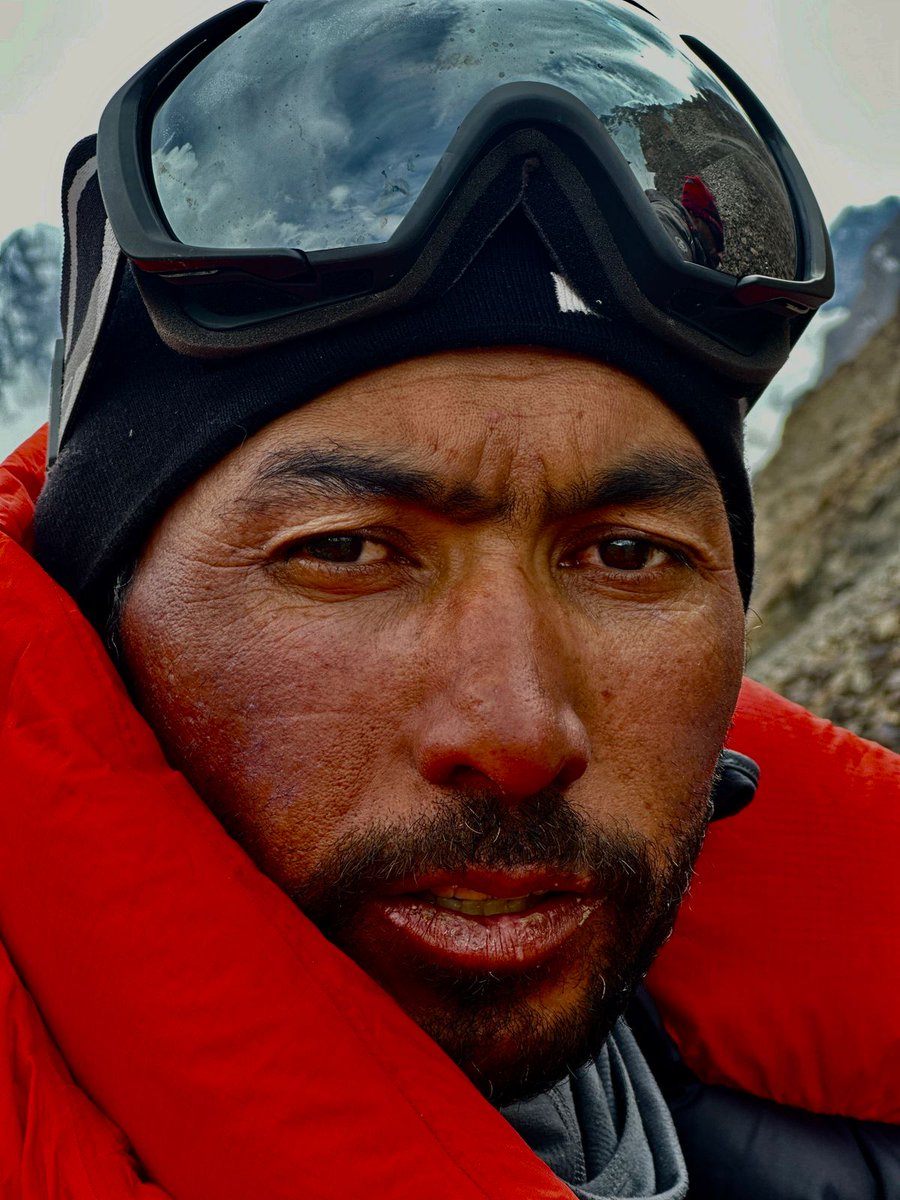 faizanlakhani's tweet image. Shishapangma (8,027m) - Oct 4, 2024
Finally, Sirbaz reached the summit of Shishapangma at around 1:30 p.m. PKT, completing his historic mission of summiting all 14 eight-thousanders! 🌟 #Shishapangma #HistoryMade #PakistaniHero