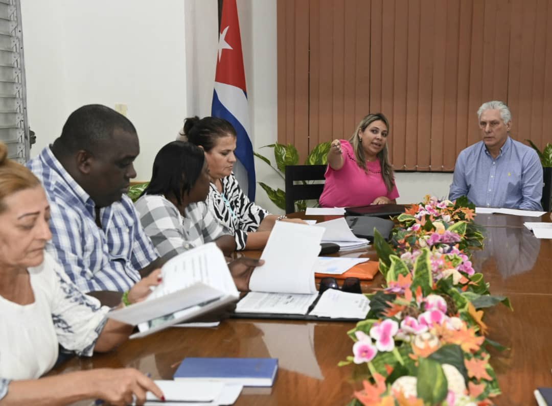 Ayer dialogamos con las autoridades de Diez de Octubre, donde se ha desplegado un fuerte movimiento para estabilizar la recogida de basura y embellecer parques y avenidas. Hay resultados, motivación y deseos de hacer. En estos días visitaremos los demás municipios de La Habana.
