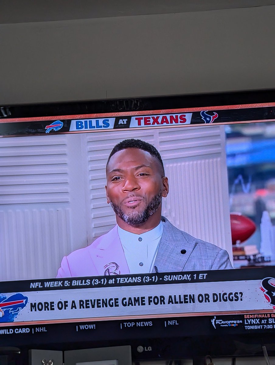JohnMichaelServ's tweet photo. My guy @Realrclark25 out here lookin like carton of Breyers Neopolitan ice cream https://t.co/sOQgswnTW2