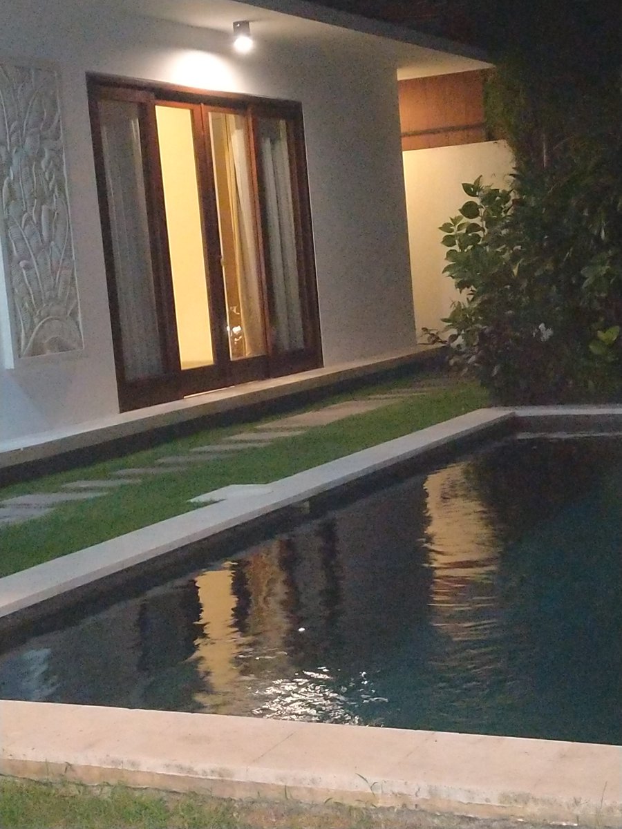 Edamore2's tweet image. Aku masih memunggumu
Kawan bagaimana cerita ruang dimensimu
Banyak yang aku ingin ceritakan tentang aku, dia dan kenangan
Selamat malam kawan
.........