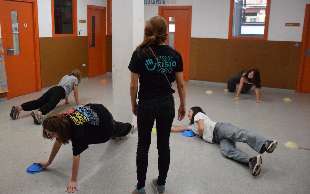 primariaicscat's tweet photo. La primària integra en la seva pràctica l'atenció comunitària per incidir en els determinants de la salut.

🎯En aquesta línia, #CAPPareClaret i #CAPViladeGràciaCibeles han celebrat una activitat amb adolescents de @Bcn_Gracia per apropar els serveis i fer promoció de la salut. https://t.co/yvErkUWOH1
