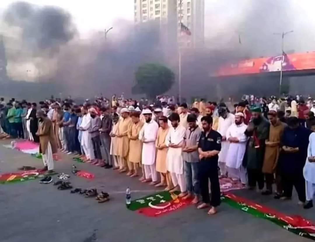 نواز شریف اس باشعور قوم کو "بھیڑ بکریاں" کہہ رہے تھے؟

جن کا ایمان اپنے رب پر چٹان جیسا مضبوط ہو، انہیں یہ زہریلی آنسو گیس اور غیر قانونی گرفتاریاں حق بات کہنے سے نہیں روکتیں۔

آج مجھے اپنی قوم پر بہت فخر بھی ہے اور اللّه کا کروڑ بار شکر بھی کہ ہم ایک قوم بن گئے ہیں💪🇵🇰