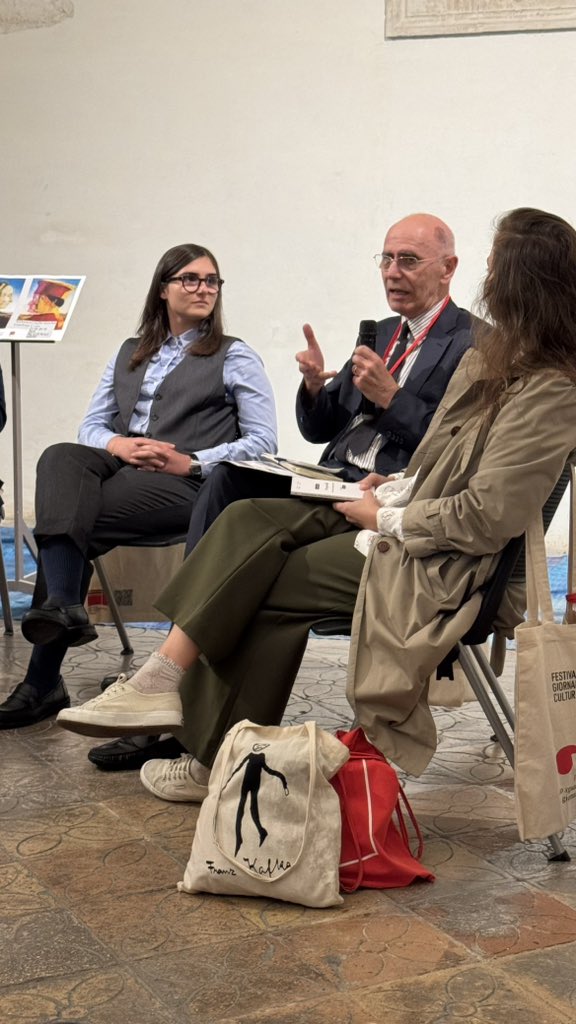 .<a href="/ggramaglia/">Giampiero Gramaglia</a>: "<a href="/FCapoccia/">Francesca Capoccia</a> nel suo libro cita un concetto da giornalista con implicazioni sociologiche: visibilità senza potere. Qual è il vero potere? Quello di chi sa raccontare." #fgcult24 <a href="/ArasEdizioni/">Aras Edizioni</a>