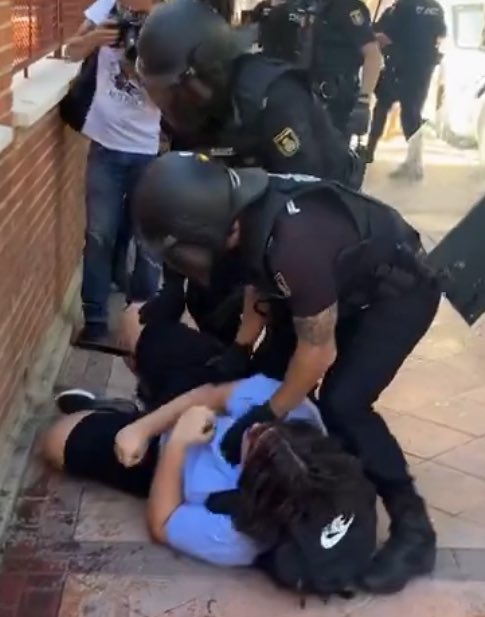 Policía con nazis     /  Policía con estudiantes