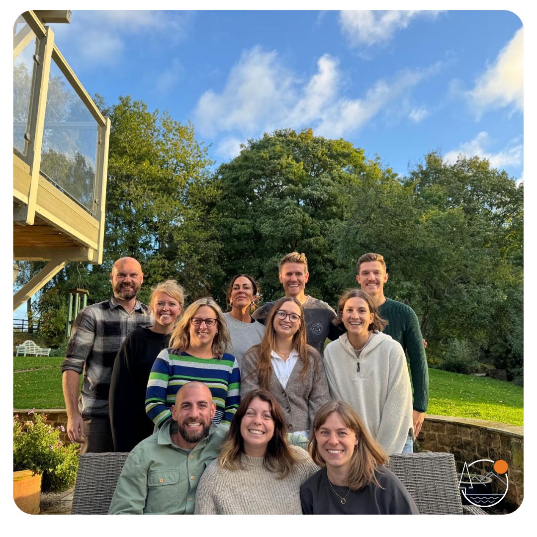 Excuse the hilariously formal 'school' photo, but when your team has grown so big that you can't rely on your normal selfie shot, you have to improvise 😆 
Say hello to our bigger Floogle family, looking rather happy during this week's 'Floogle AGM.
#dreamteam #flooglebinder