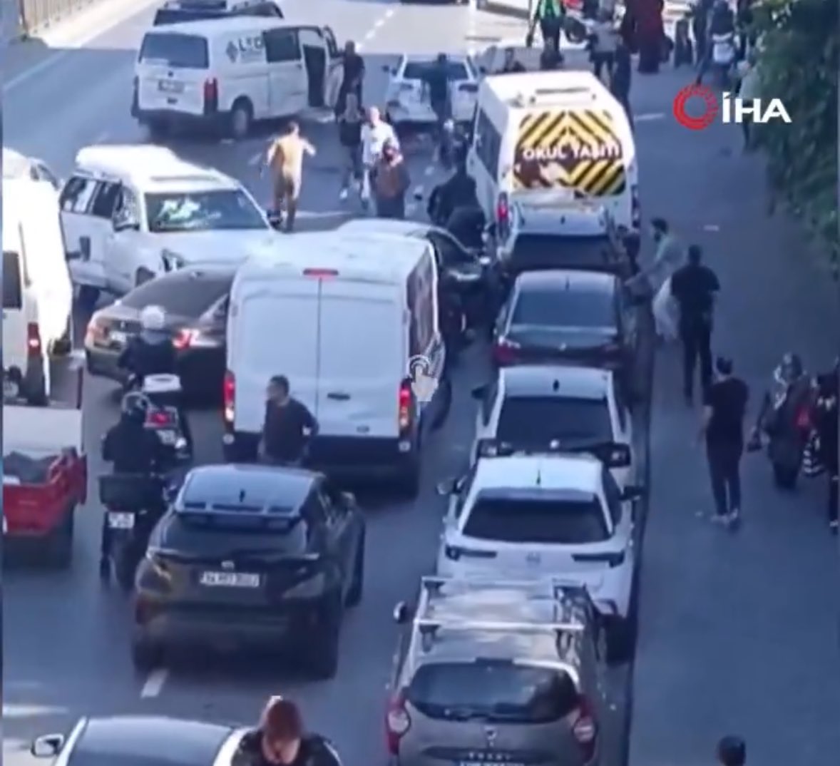 Bugün Türkiye:

• Fatih'te madde bağımlısı şahıs, 19 yaşındaki 2 kadını parçalarına ayırarak intihar etti.
• Beyoğlu'nda 2 şahsın sokakta bir kadını taciz ettiği görüntüler ortaya çıktı.
• Yabancı uyruklu bir şahıs, çalıntı araçla insanlara çarpıp trafiği birbirine kattı.