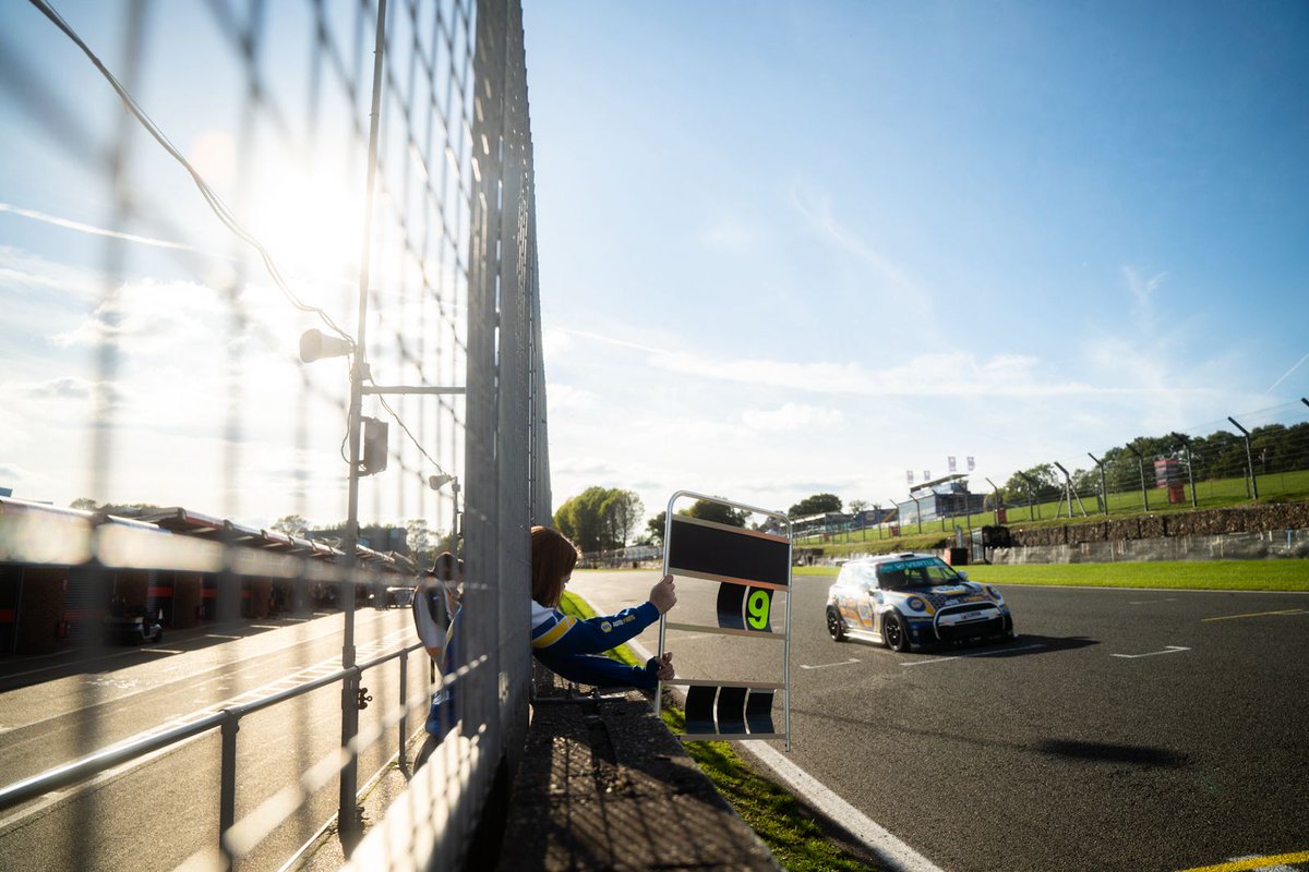 🔵🟡 Tough free practice sessions today but all to play for tomorrow 💪
 
 #NAPARacingUK #MINICHALLENGE #JCW #JCWSport #BrandsHatchGP #Finale