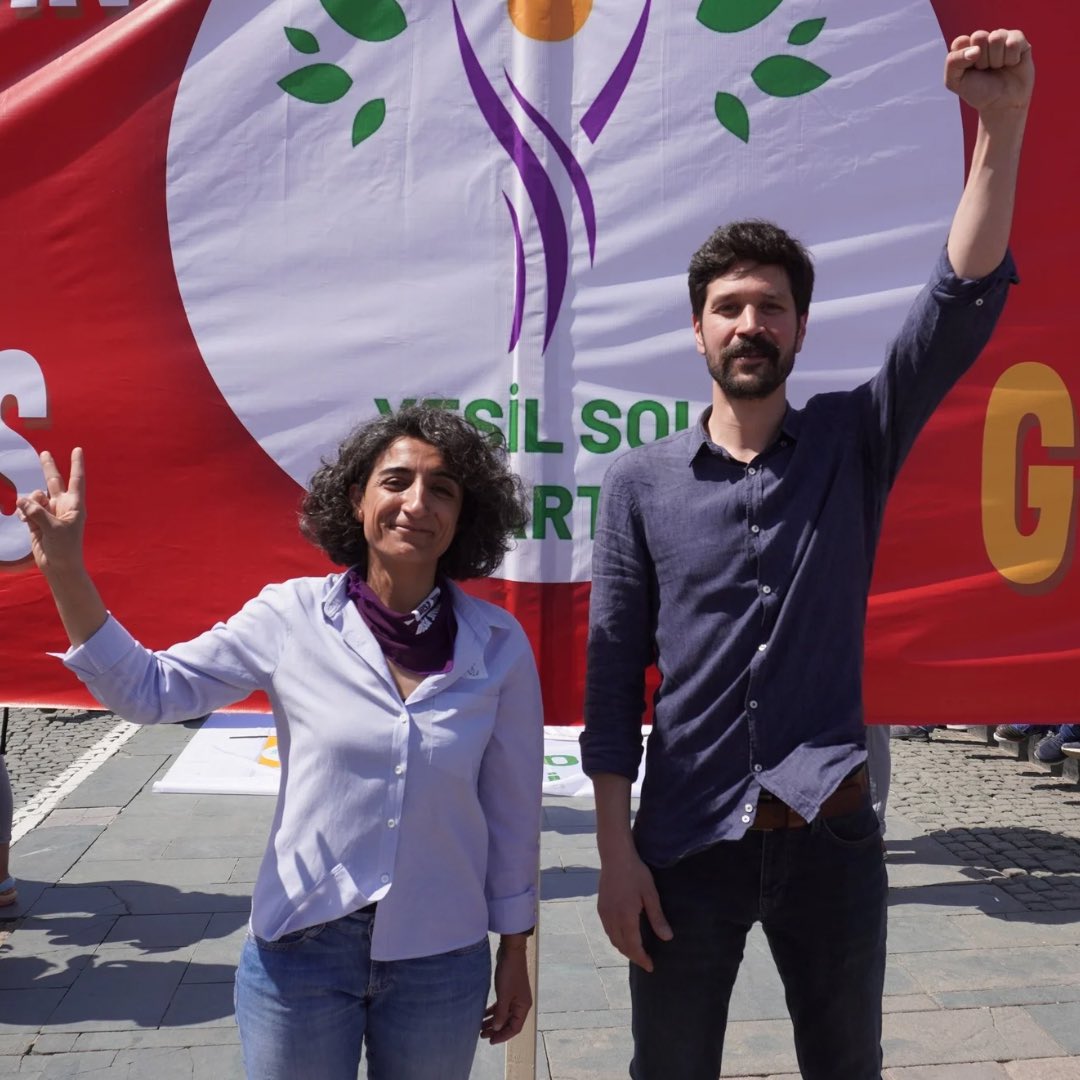 Tüm tutsak yoldaşlarımız gibi Berna ve Çınar yoldaşlarımızı da zindanlarla korkutamazsınız.

Zulmün karşısında; demokrasi,eşitlik; özgürlük bayrağını sokaklarda, alanlarda olduğu gibi zindanlarda da yükseltmeye devam edecekler!

Demokratik siyaset kriminalize edilemez!