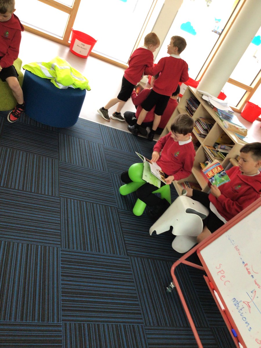 SchoolHillside1's tweet photo. P2SP visited the library today to return our books and then to choose a new book for enjoyment. #P2SP #library #reading https://t.co/QYWREBNzZA