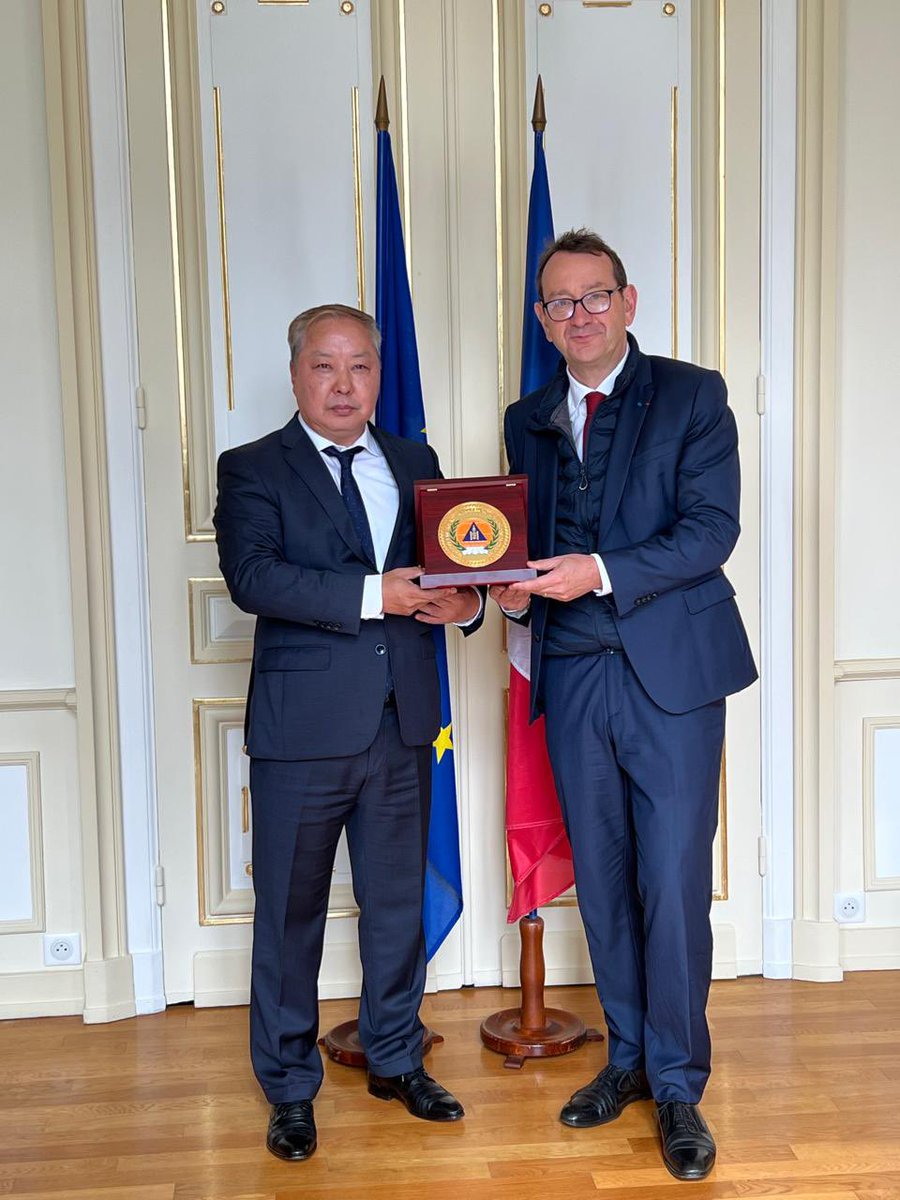 Coopérations protection civile 🇫🇷🇲🇳

Dans le cadre de la visite organisée par la <a href="/CoopSecuDefense/">DCSD🇫🇷</a> , la délégation de la <a href="/Obegnema/">ОНЦГОЙ БАЙДЛЫН ЕРӨНХИЙ ГАЗАР</a> dirigée par le MG. ARIUNBUYAN , a été accueillie en #HauteSavoie pour une journée d’échanges avec les autorités et les acteurs du secours.