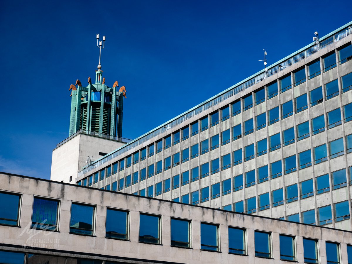 🧵NEWCASTLE PHOTO THREAD! Went for a walk around town today. I've posted some shots separately, but here's the rest. LET'S GO! 1/ The Civic Centre.