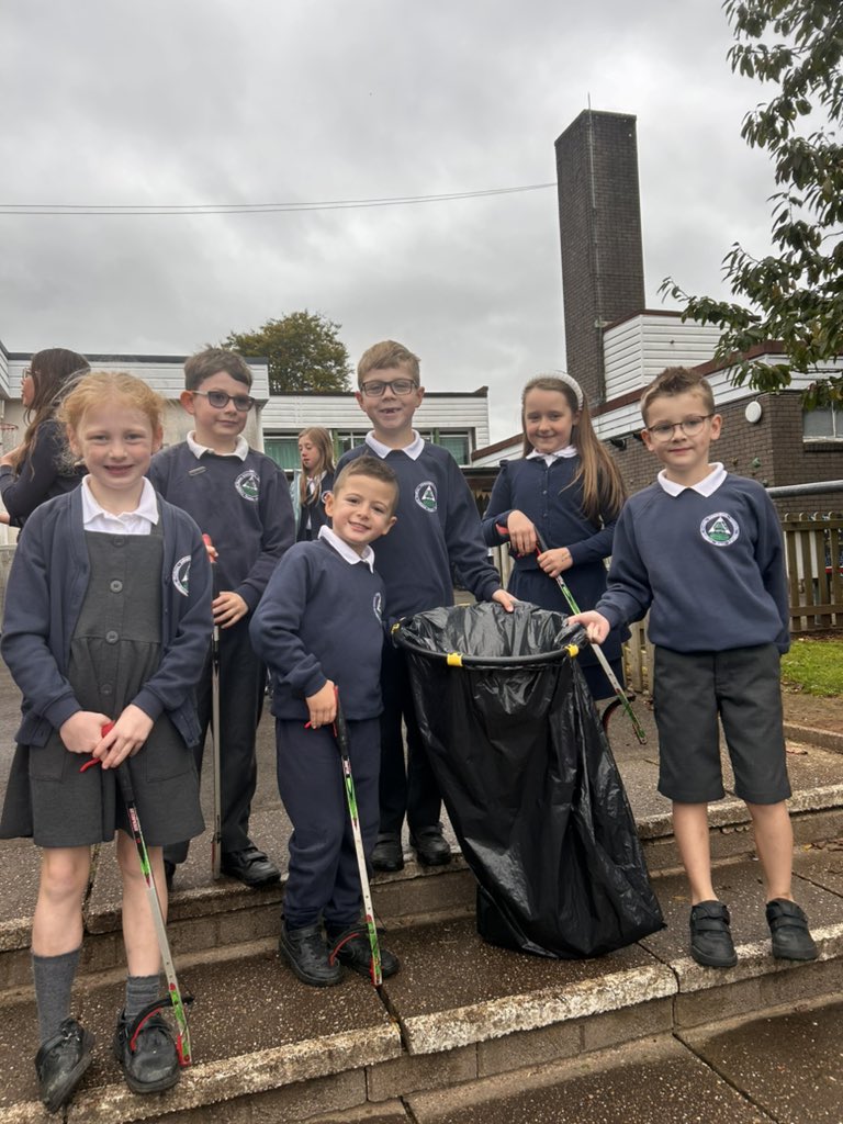 Thank you to our Y3 litter pickers who do a great job in keeping our school grounds clean and tidy. ❤️ @ecoschoolswales @GoytreFawr