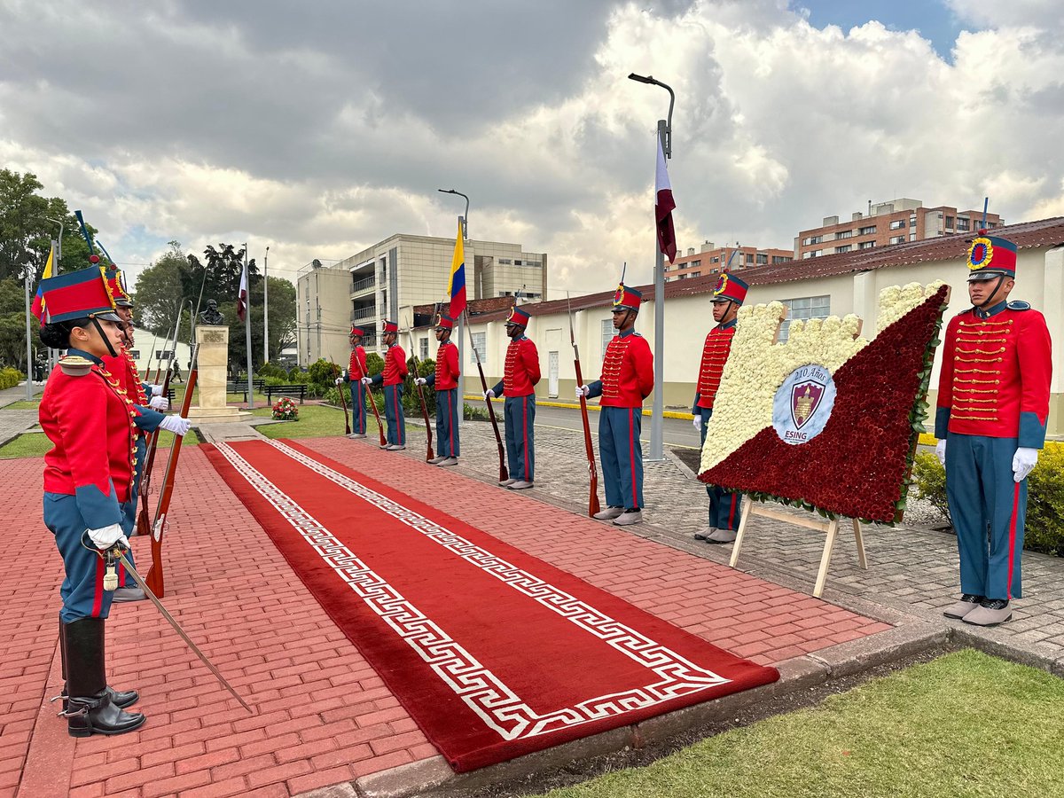 Con la colocación de la ofrenda floral, iniciamos los actos conmemorativos del ducentésimo  décimo aniversario de los #IngenierosMilitares. 

#PatriaHonorLealtad