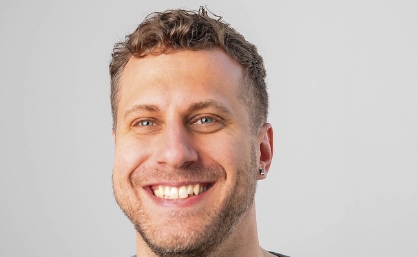 [Entrevue 📢] Cette semaine, on se glisse dans la peau de Vincent Francœur, psychothérapeute, enseignant, animateur de podcast et auteur d’un premier roman sur l’amitié: la vie et ses aléas, après la sortie du placard | labibleurbaine.com/litterature/da… #editionsdavid #roman #litterature