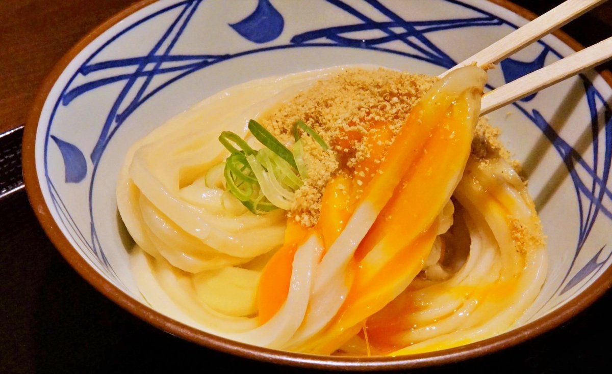UdonMarugame's tweet photo. 深夜のタイムラインに #丸亀製麺 をもっと楽しむコツを一つ。
#釜玉うどん にすりごまをトッピングするとおいしいんです。 https://t.co/EPvInXaOgu